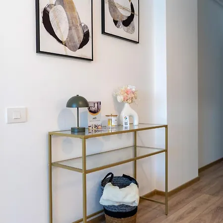 Mohost Accent - Luxury With Mountain View
